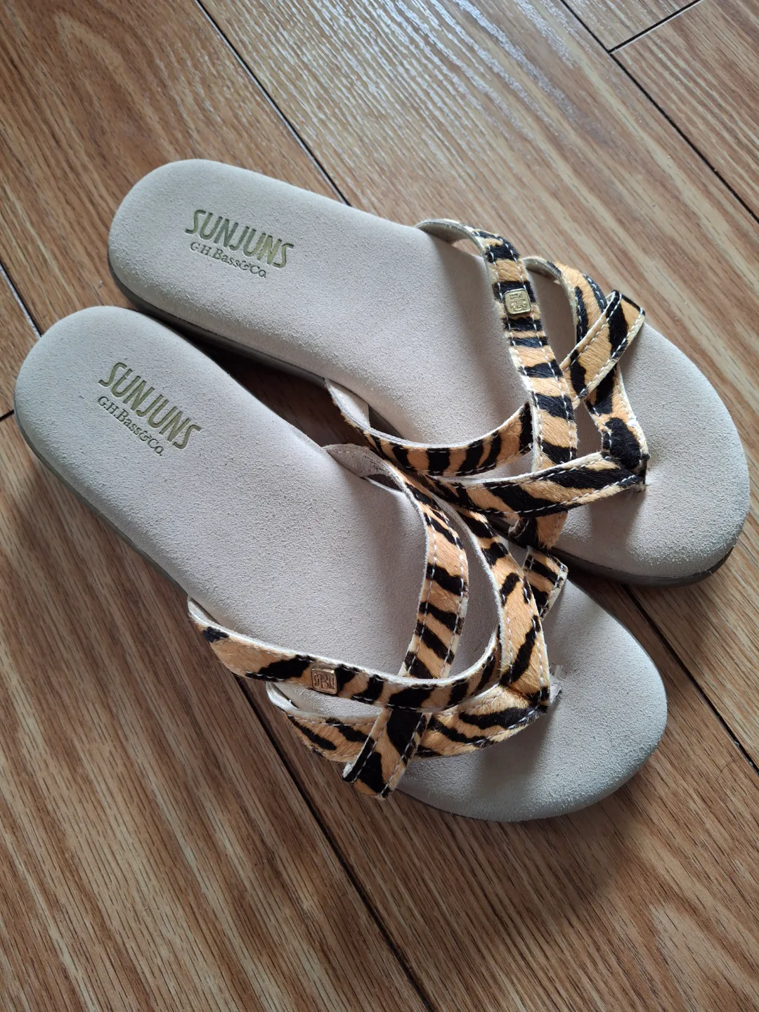 Sunjun's Gh Bass & Co. Tiger Print Sandals - Size 6 thumbnail