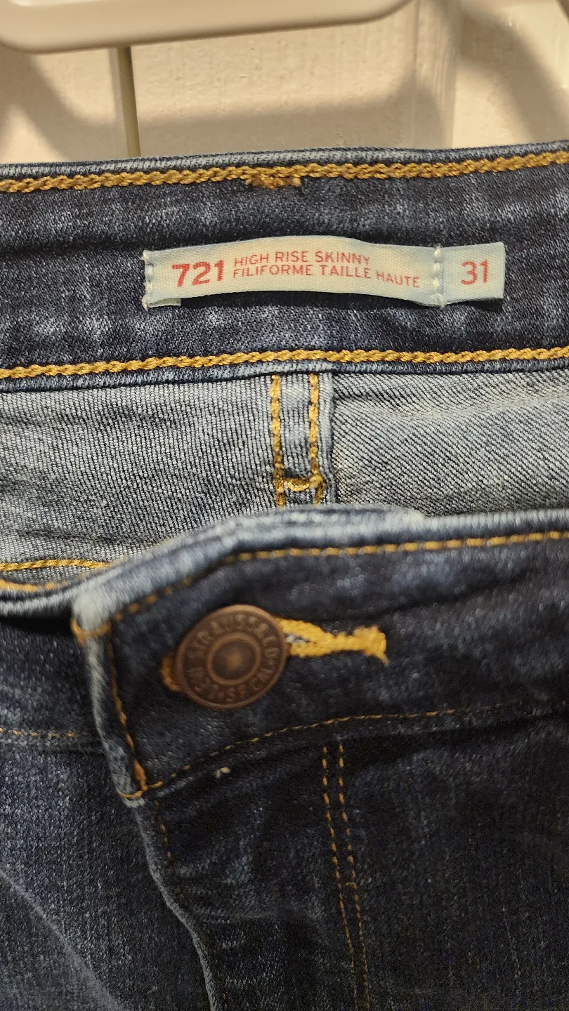 Levi's 721 High Rise Skinny Jeans - Size 31 image indicator(3)