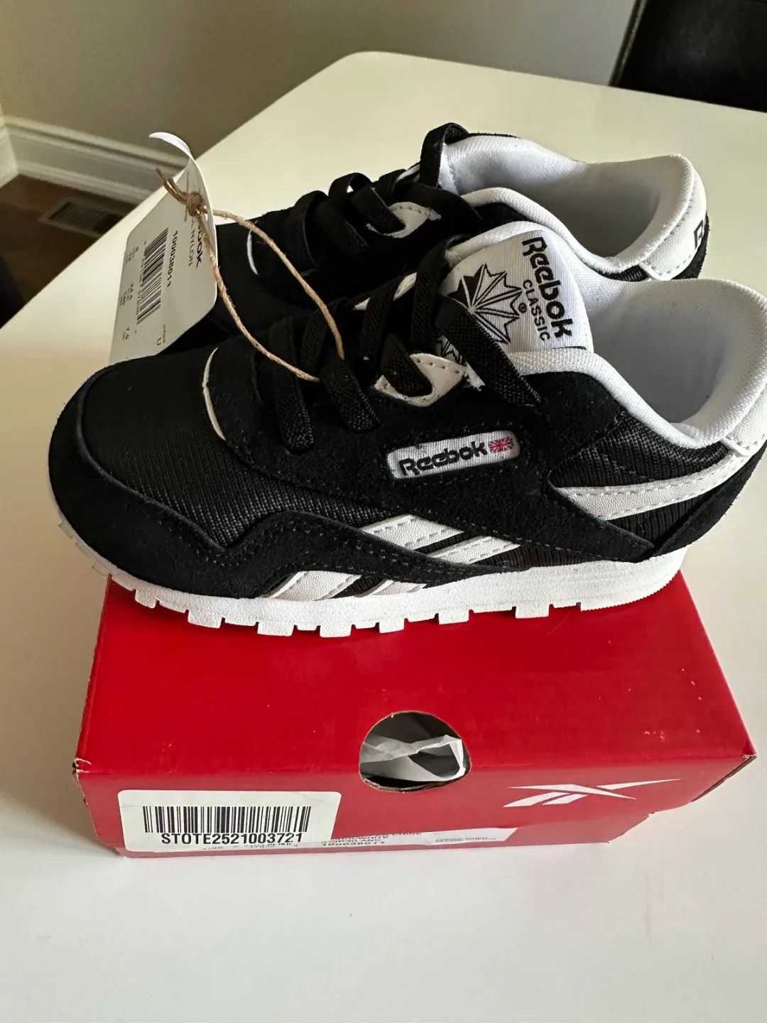 Reebok Classic Nylon Running Shoes - Size 8 image indicator(2)