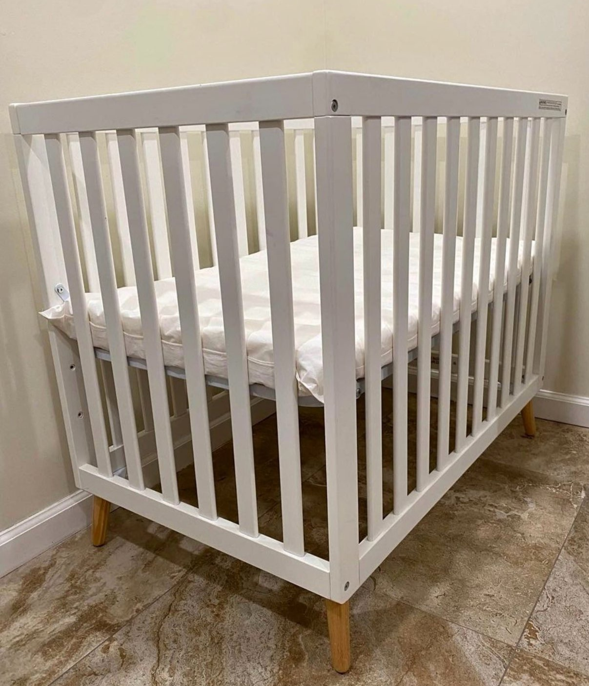 White Mini Crib with Wooden Legs - photo 2