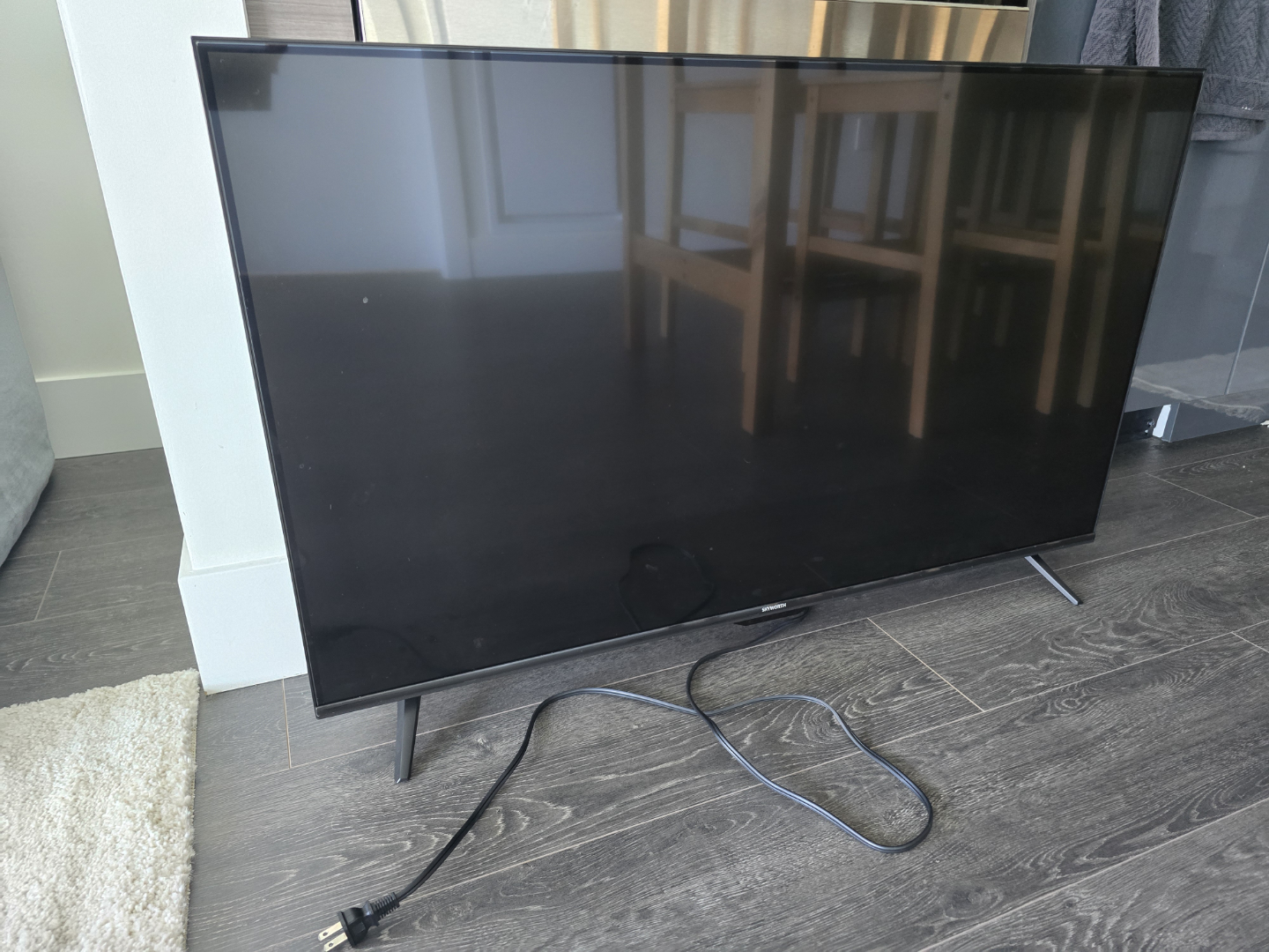 skyworth 43" smart tv with tv stand - photo 2