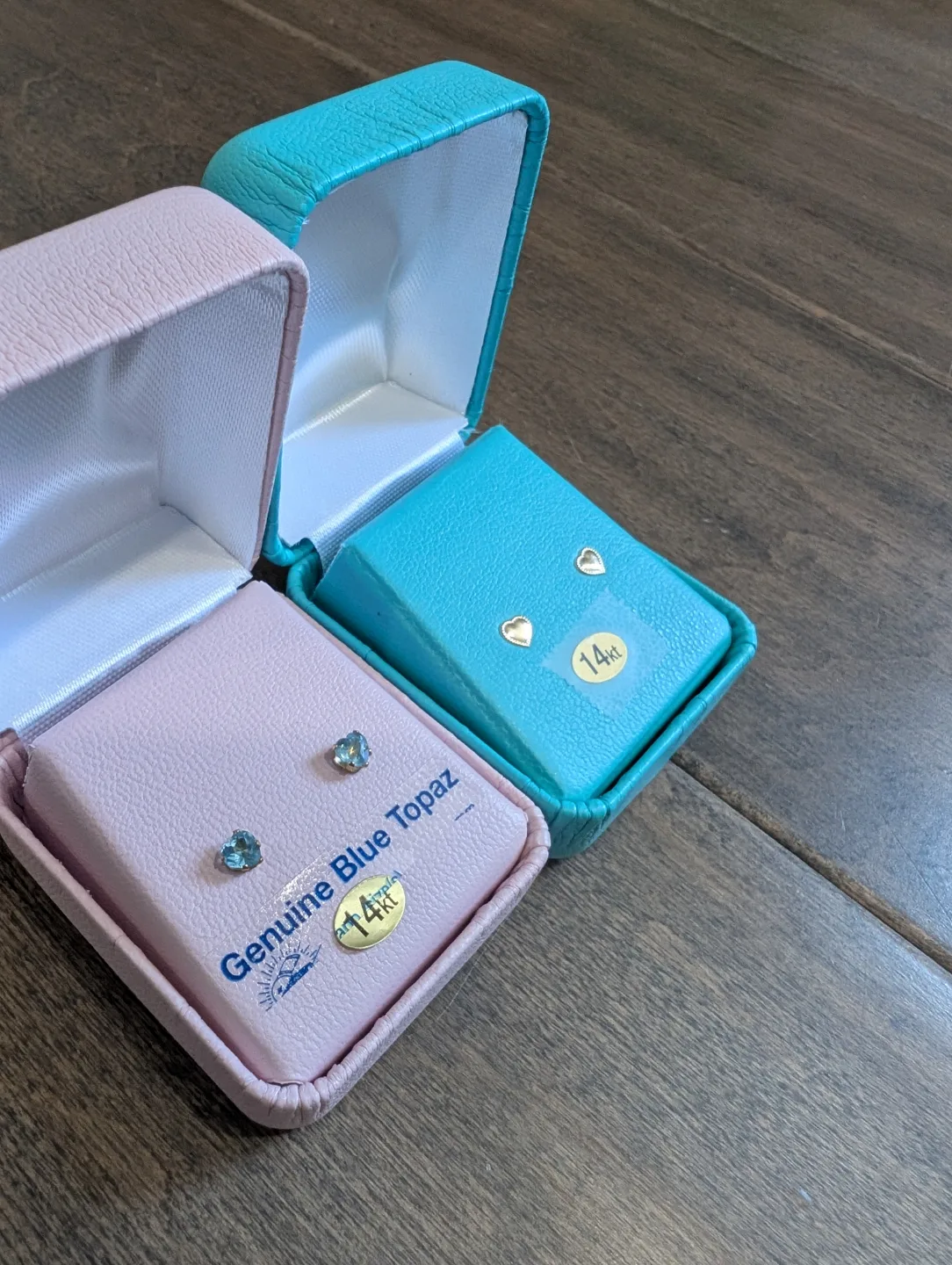 Brand New 14K Yellow Gold Heart Earrings For Sale image indicator(2)