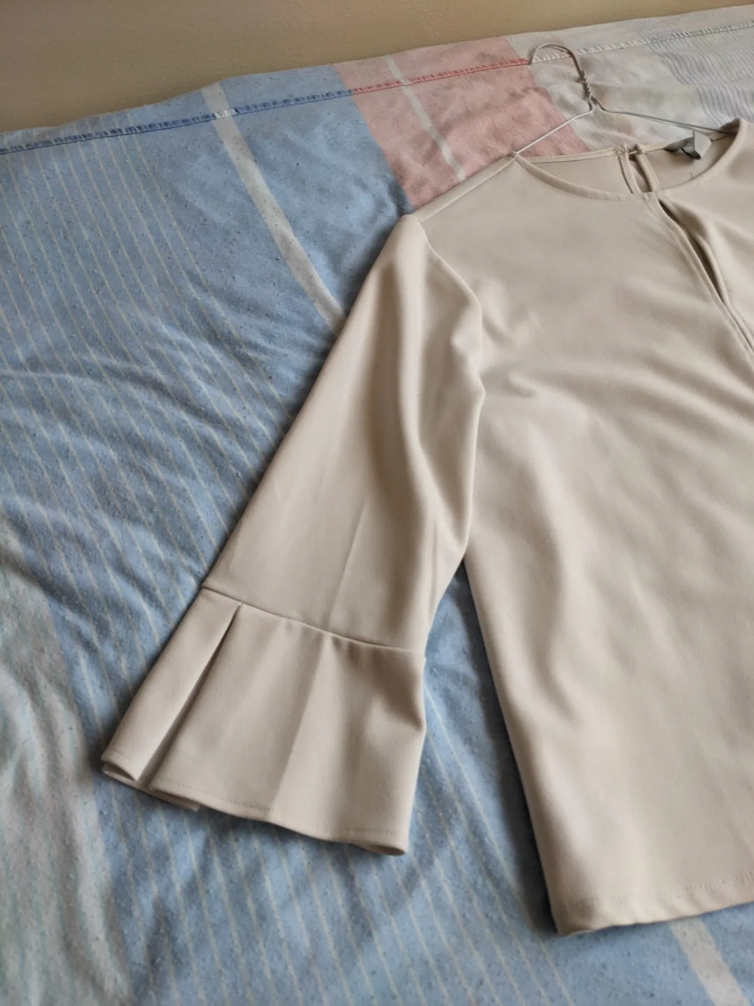 Cream-coloured Bell Sleeve Blouse image indicator(6)