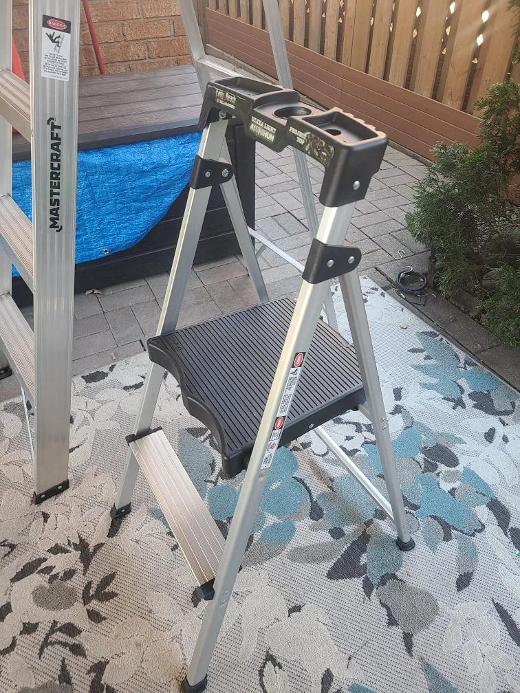 🇨🇦  2 aluminum painter ladders image indicator(2)