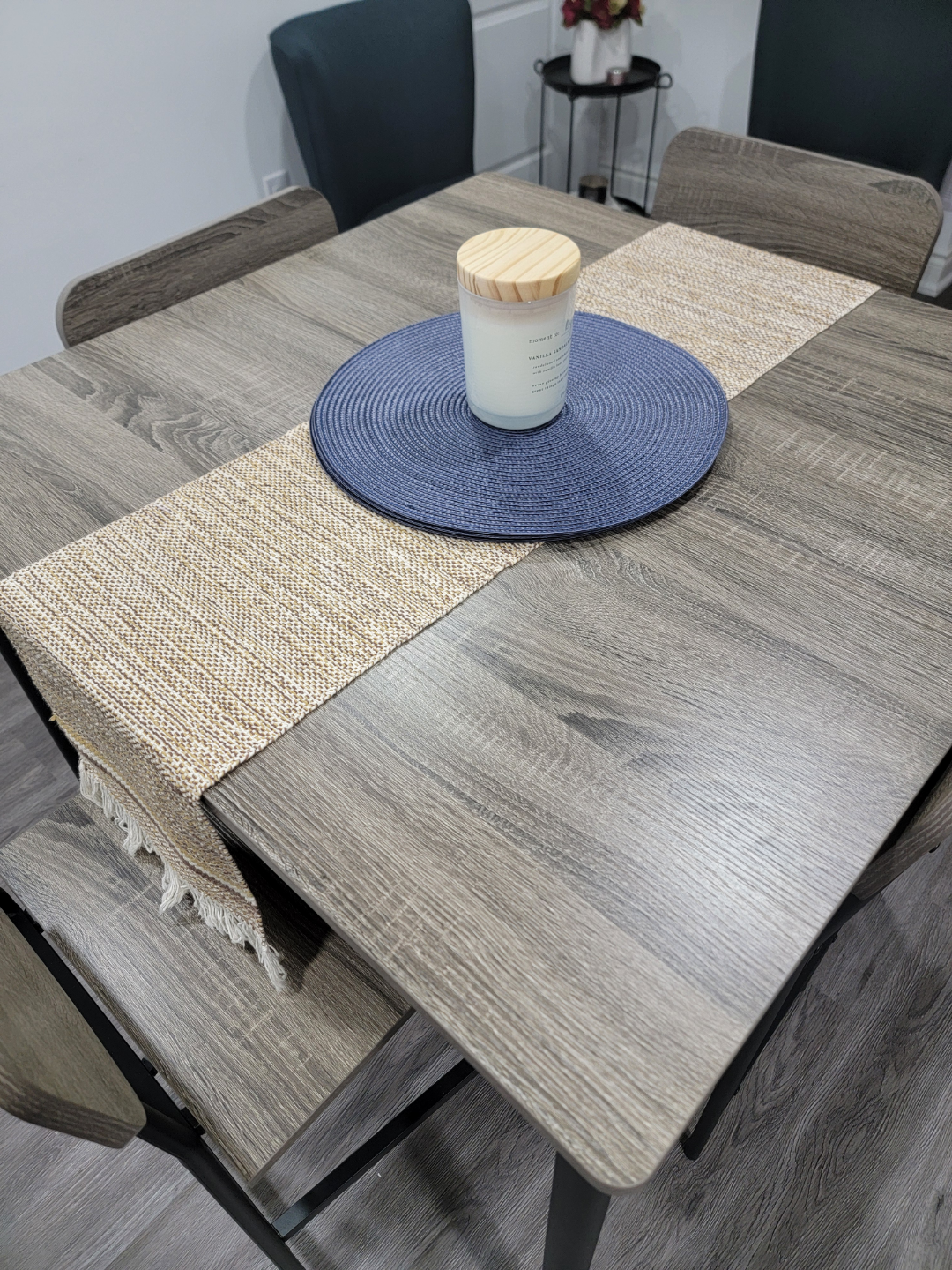 Square dining table with four chairs - photo 2