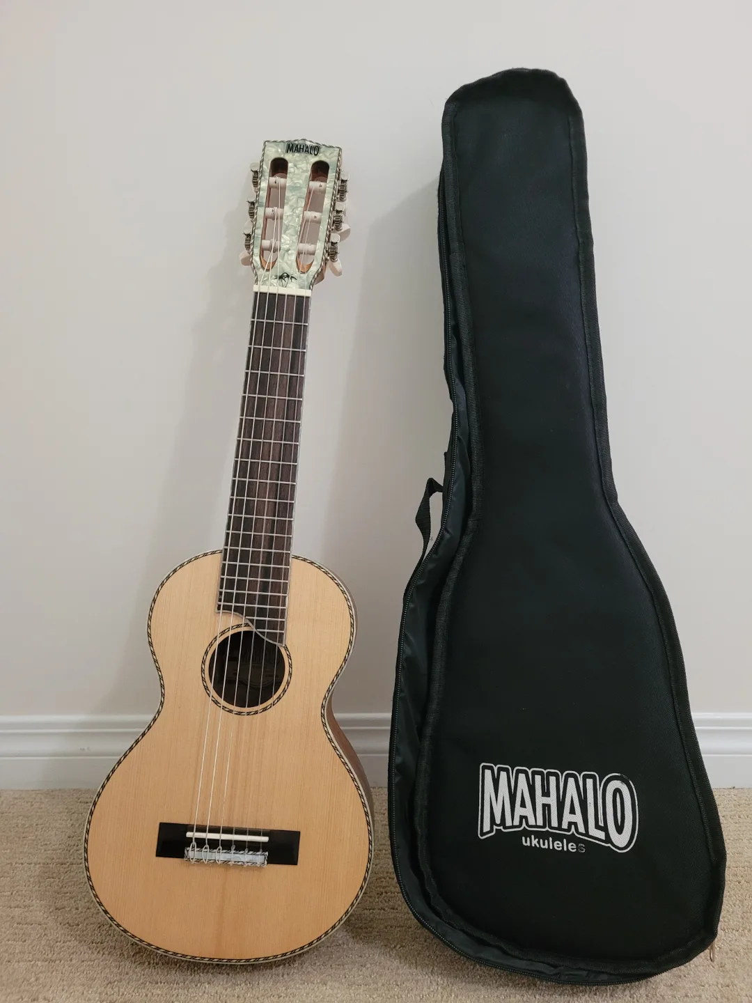 Mahalo Ukulele 6 strings and Case thumbnail