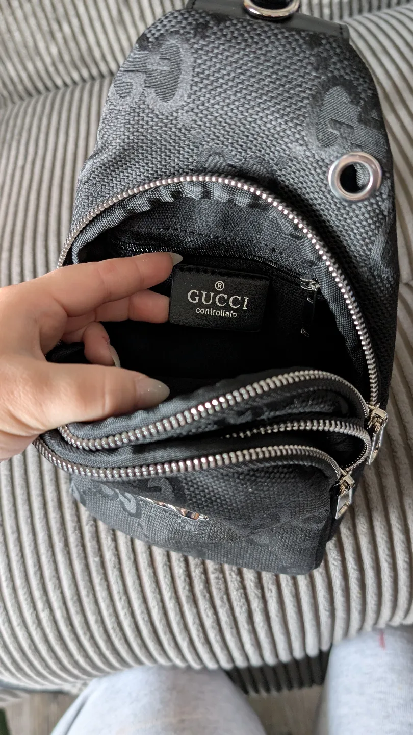 IMMACULATE CONDITION Black Gucci Sling Crossbody Bag image indicator(6)