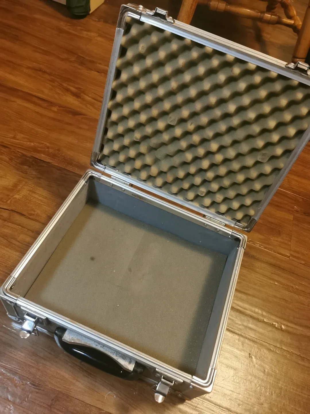 Aluminum Carrying Case with Foam Interior image indicator(3)