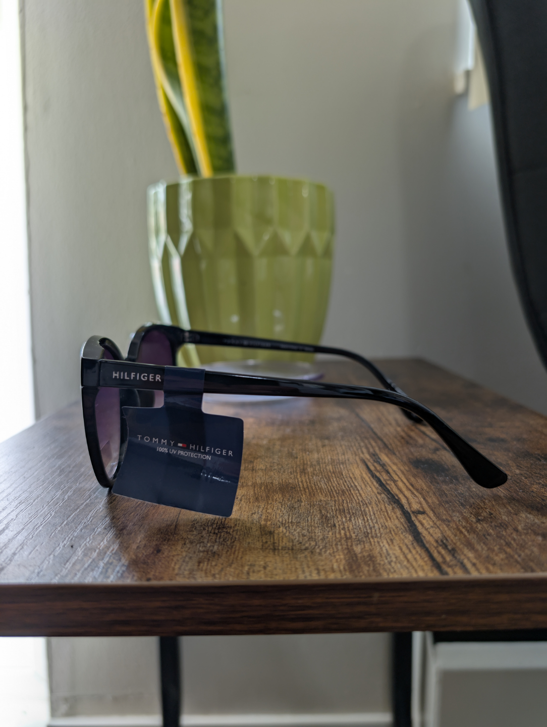 Tommy Hilfiger Sunglasses - Black Frame, Purple Lenses - photo 2