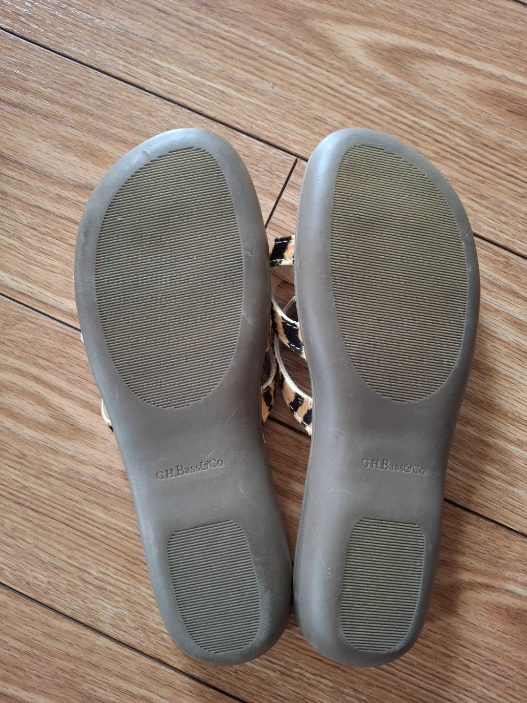 Sunjun's Gh Bass & Co. Tiger Print Sandals - Size 6 image indicator(7)