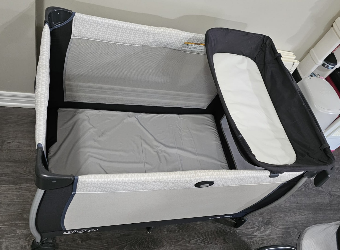 Graco Pack 'n Play with Bassinet and changing table - photo 4