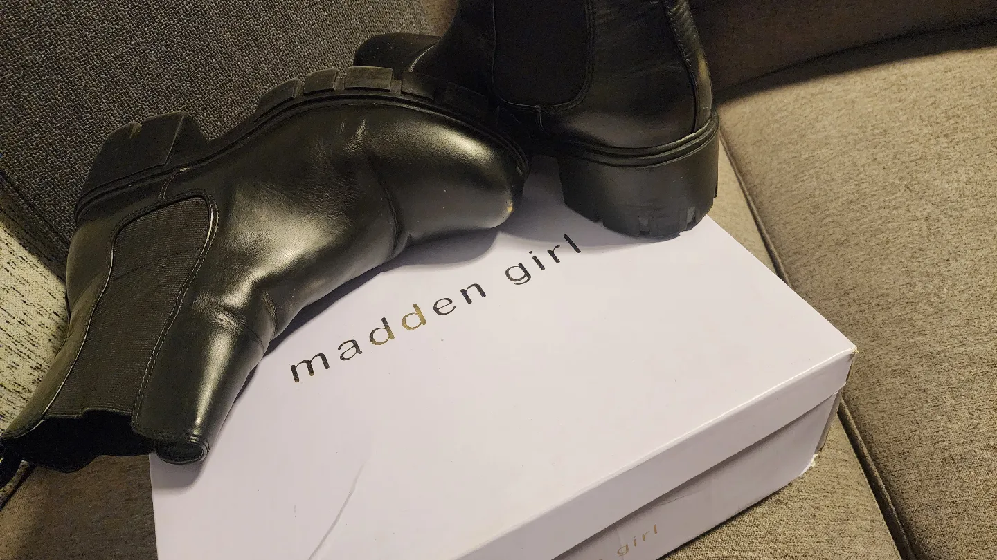 Madden Girl Tessa Black Pari Chelsea Boots - Size 10 image indicator(4)