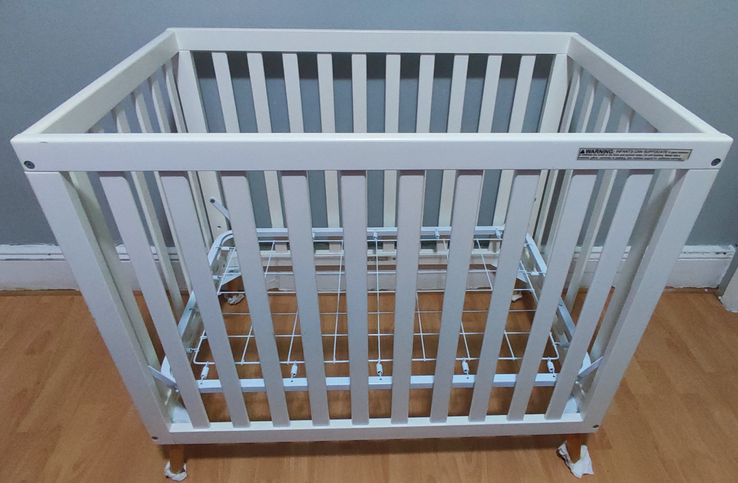 White Mini Crib with Wooden Legs - photo 5