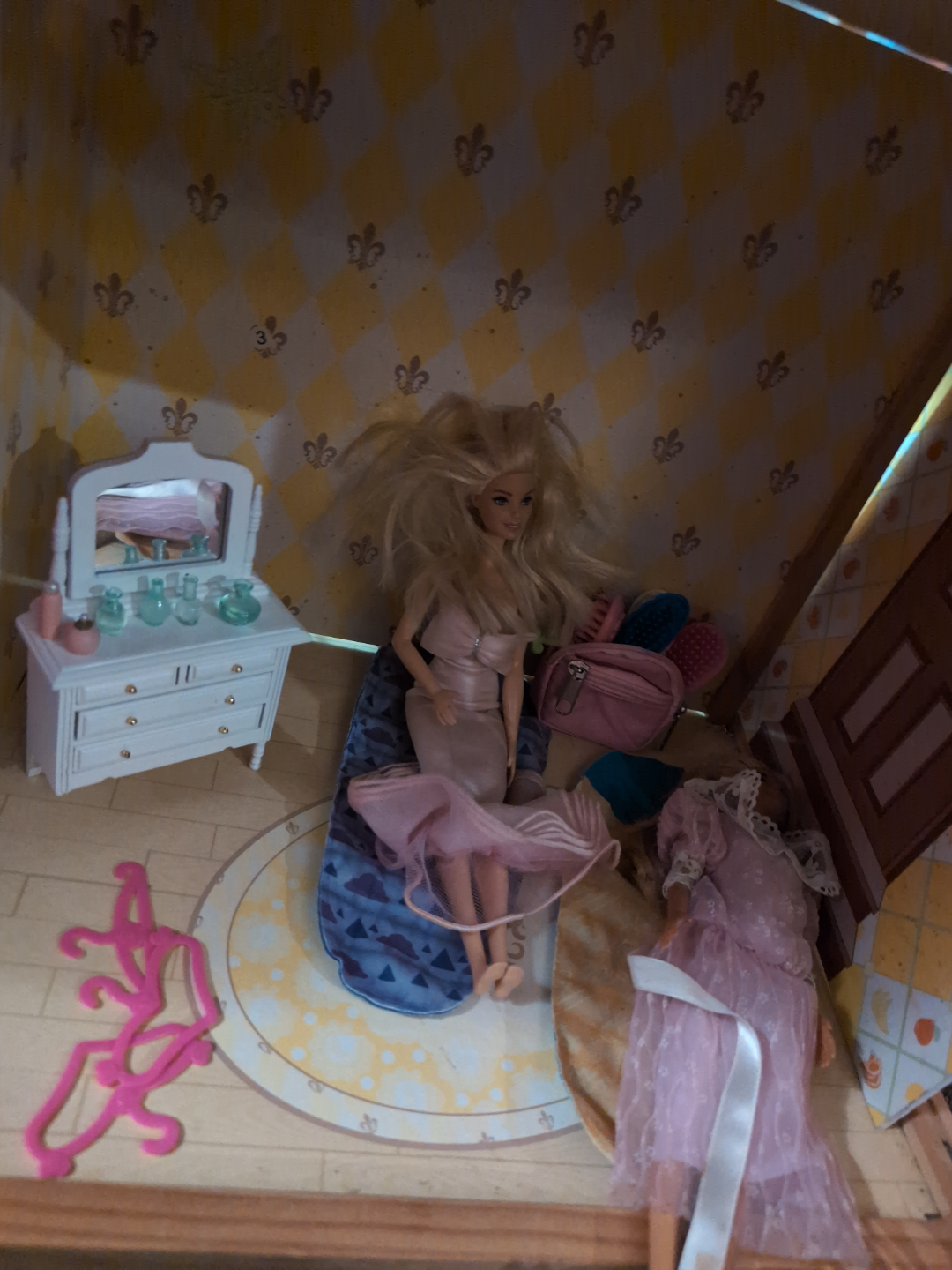 Multi-level Dollhouse with Furniture and Dolls - photo 2
