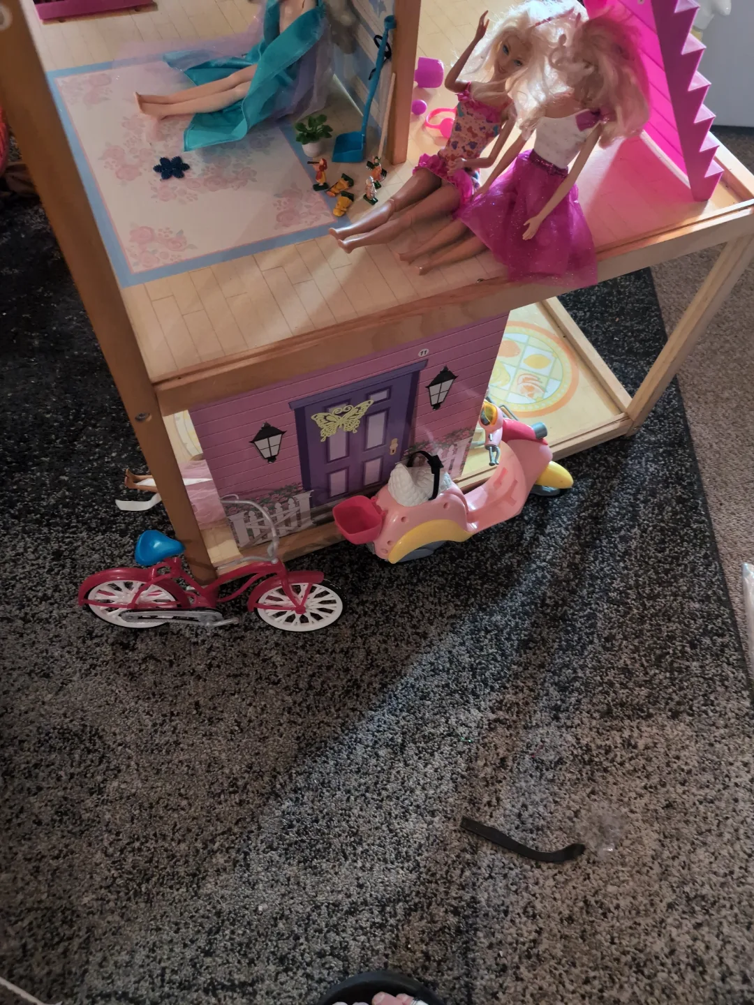 Multi-level Dollhouse with Furniture and Dolls image indicator(6)