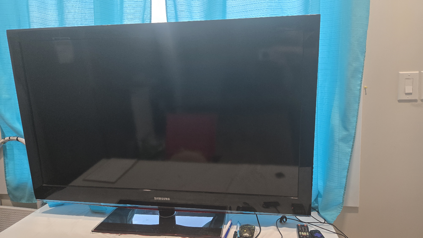 Samsung 52" LCD HDTV swivel base + 3D