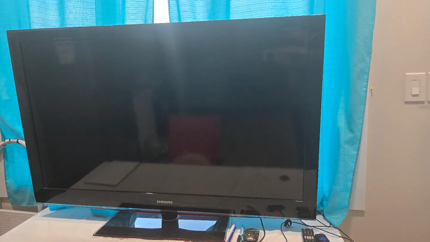 Samsung 52" LCD HDTV swivel base + 3D thumbnail