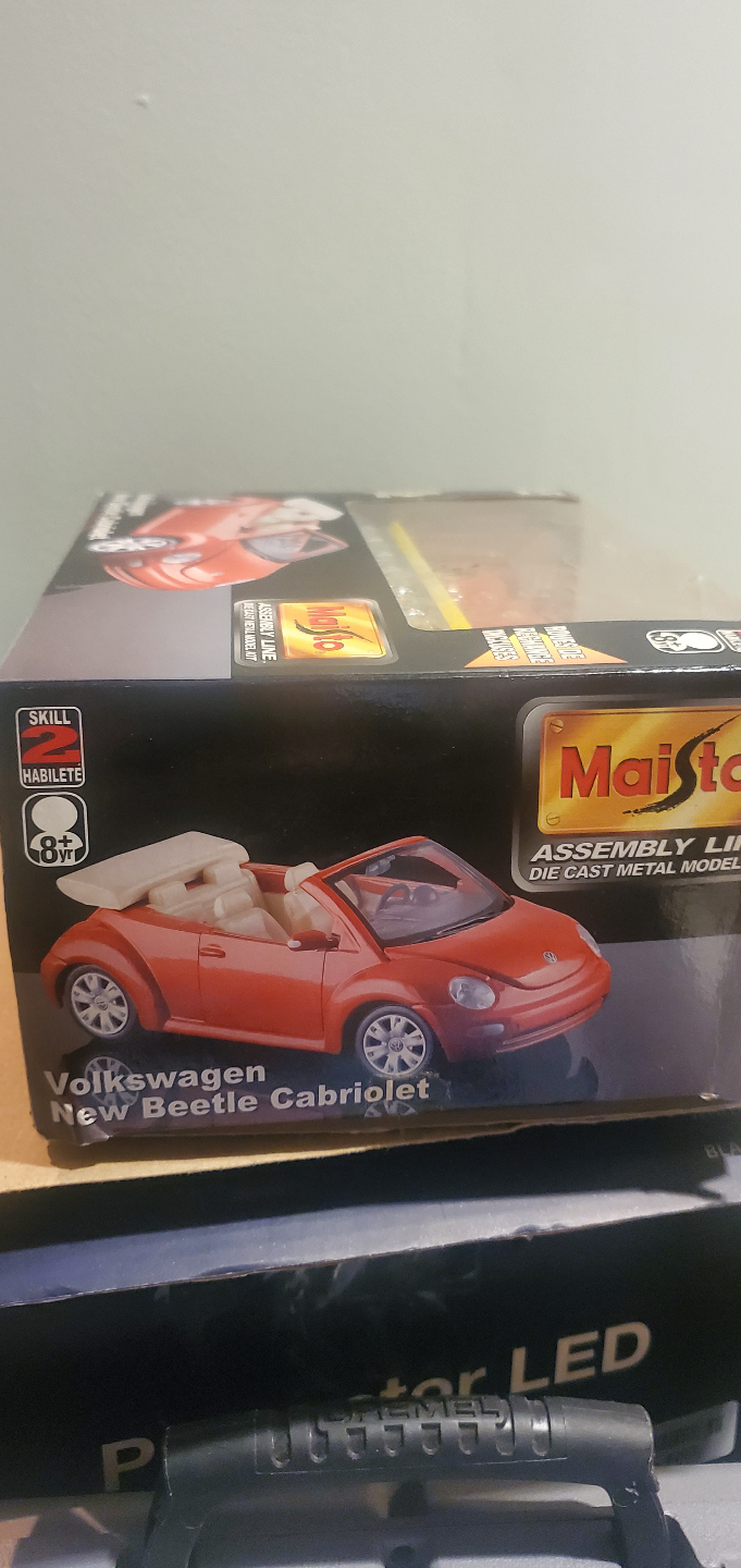 Maisto Diecast 1:25 Volkswagen New Beetle Model Kit - photo 4