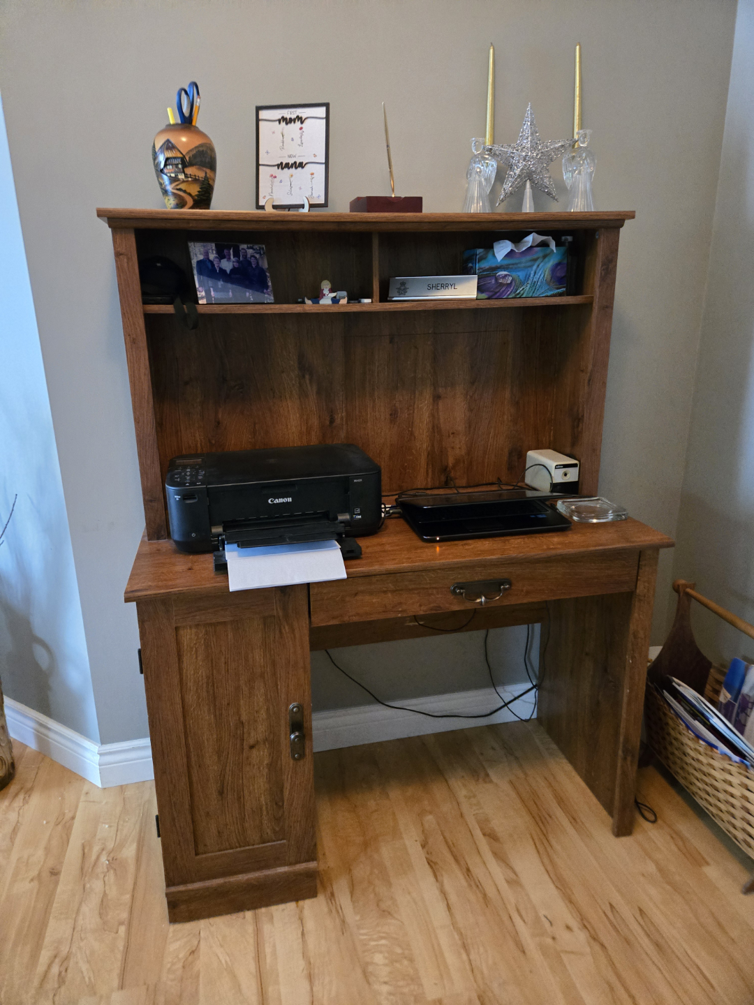 Computer Desk with Hutch