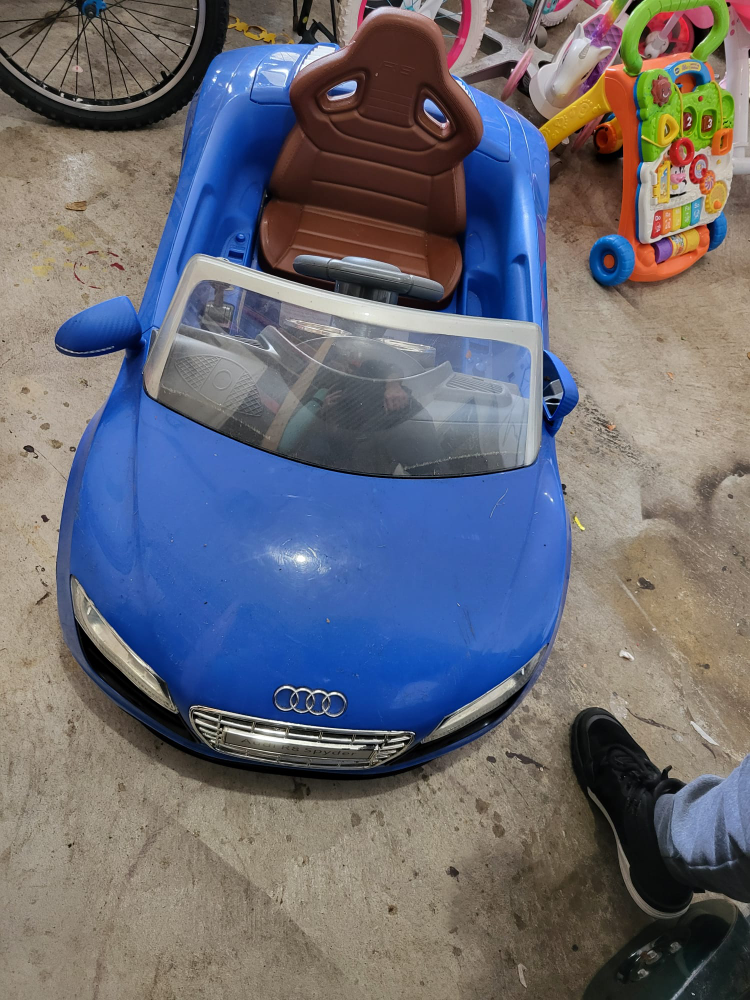 Kids' Ride-On Audi R8 Toy Car - photo 2