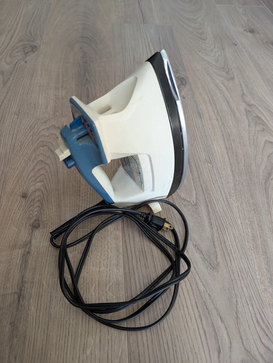 Black & Decker Automatic Shut-Off Steam Iron thumbnail