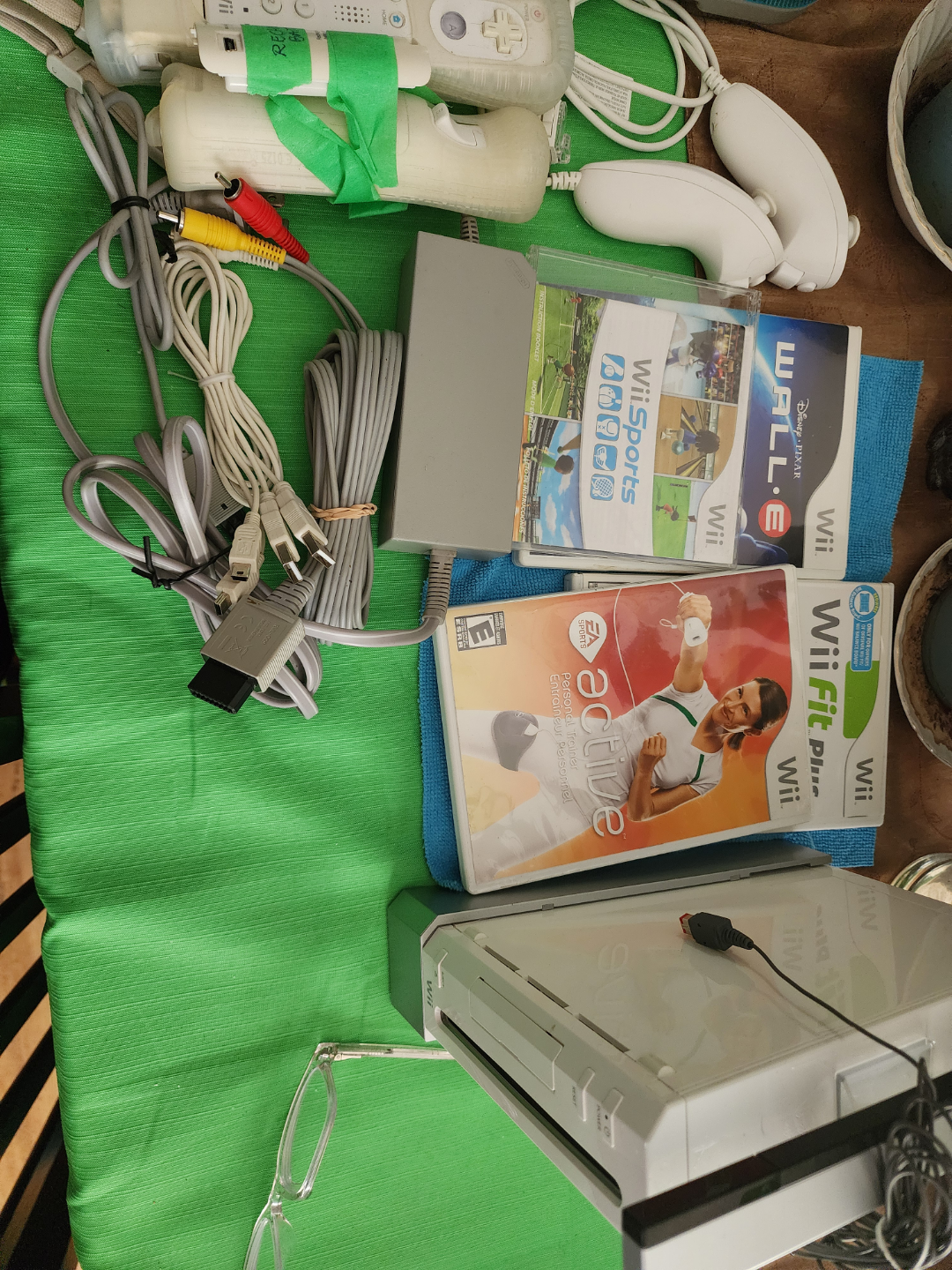 Nintendo Wii Console Bundle with Games and Accessories - photo 3