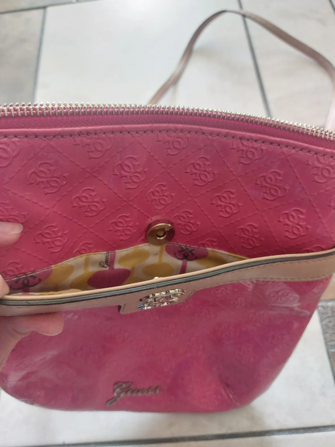 Guess crossbody image indicator(4)