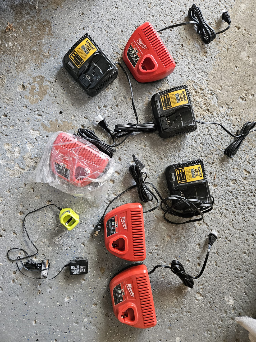 Milwaukee M12 Lithium-Ion Battery Chargers - Bundle of 6 - photo 3