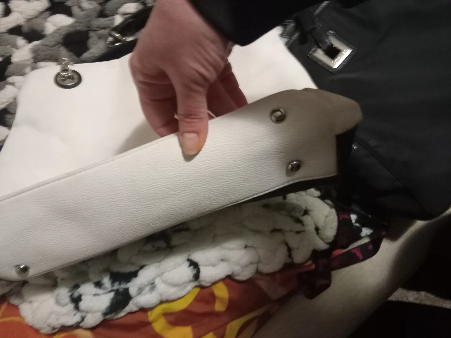 Guess Two-Tone Tote Bag image indicator(4)