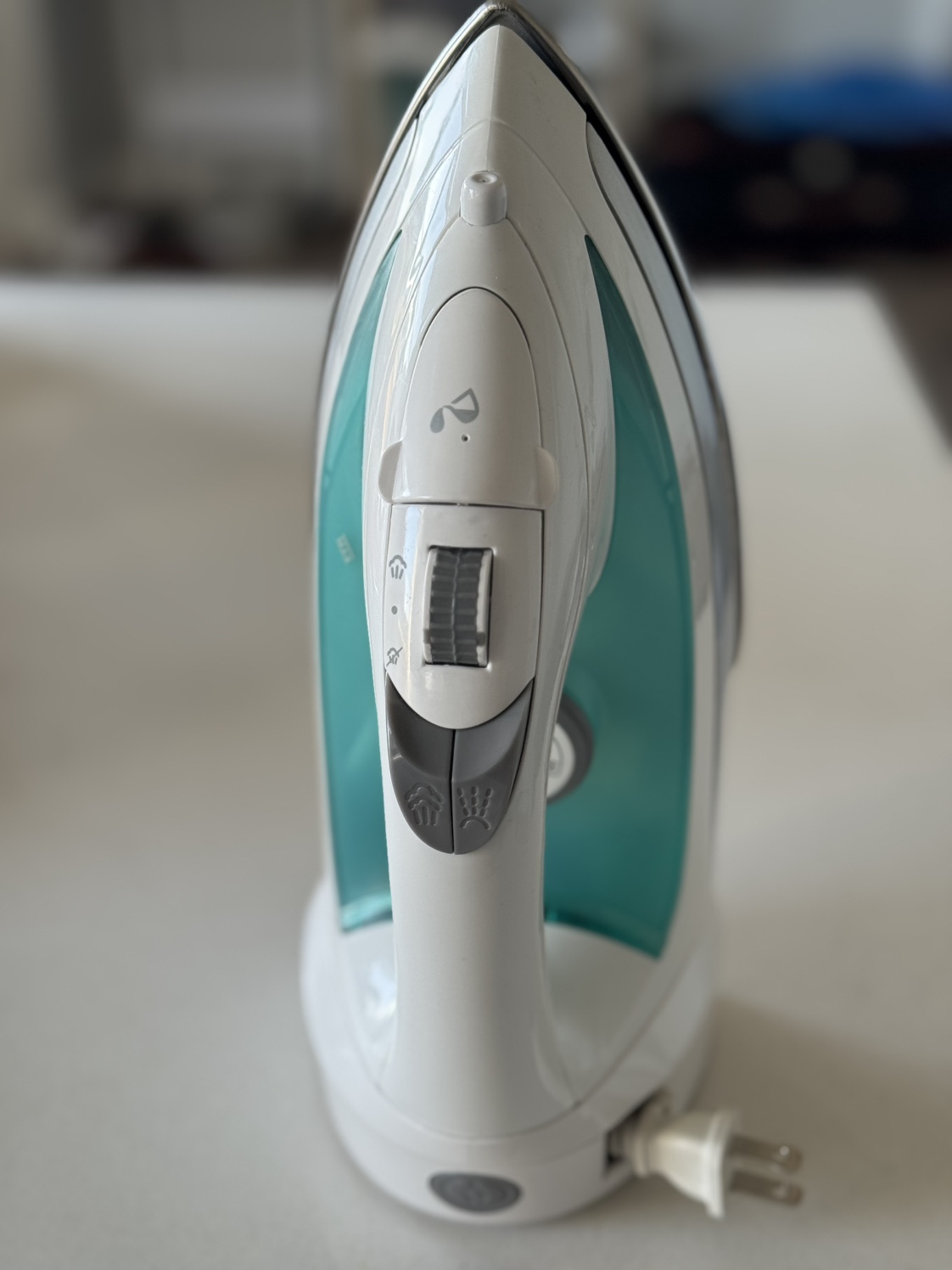 Hamilton Beach Retractable Cord Steam Iron-1200 watts-White
