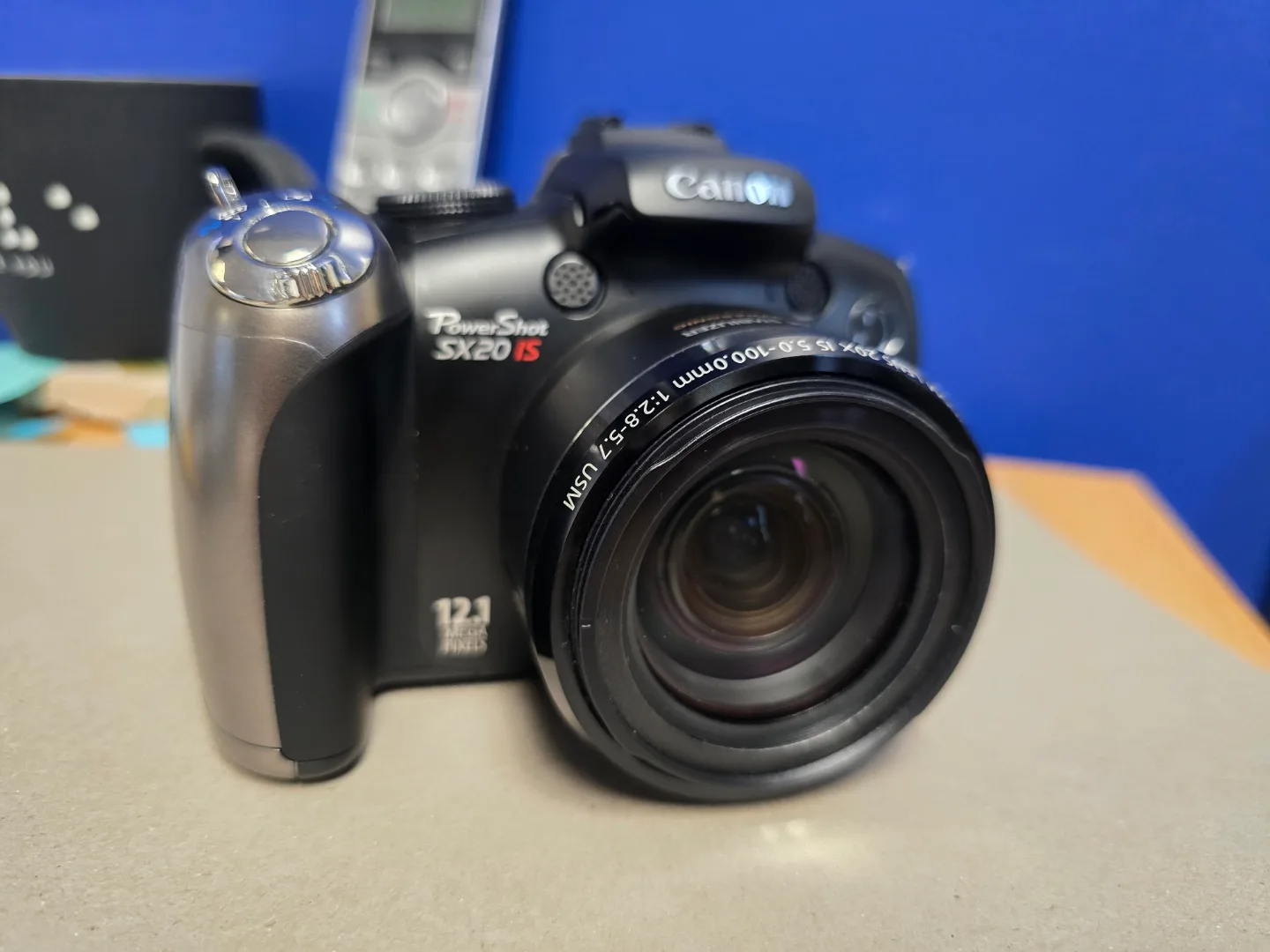 Canon PowerShot SX20 IS 12.1 Megapixel Digital Camera thumbnail