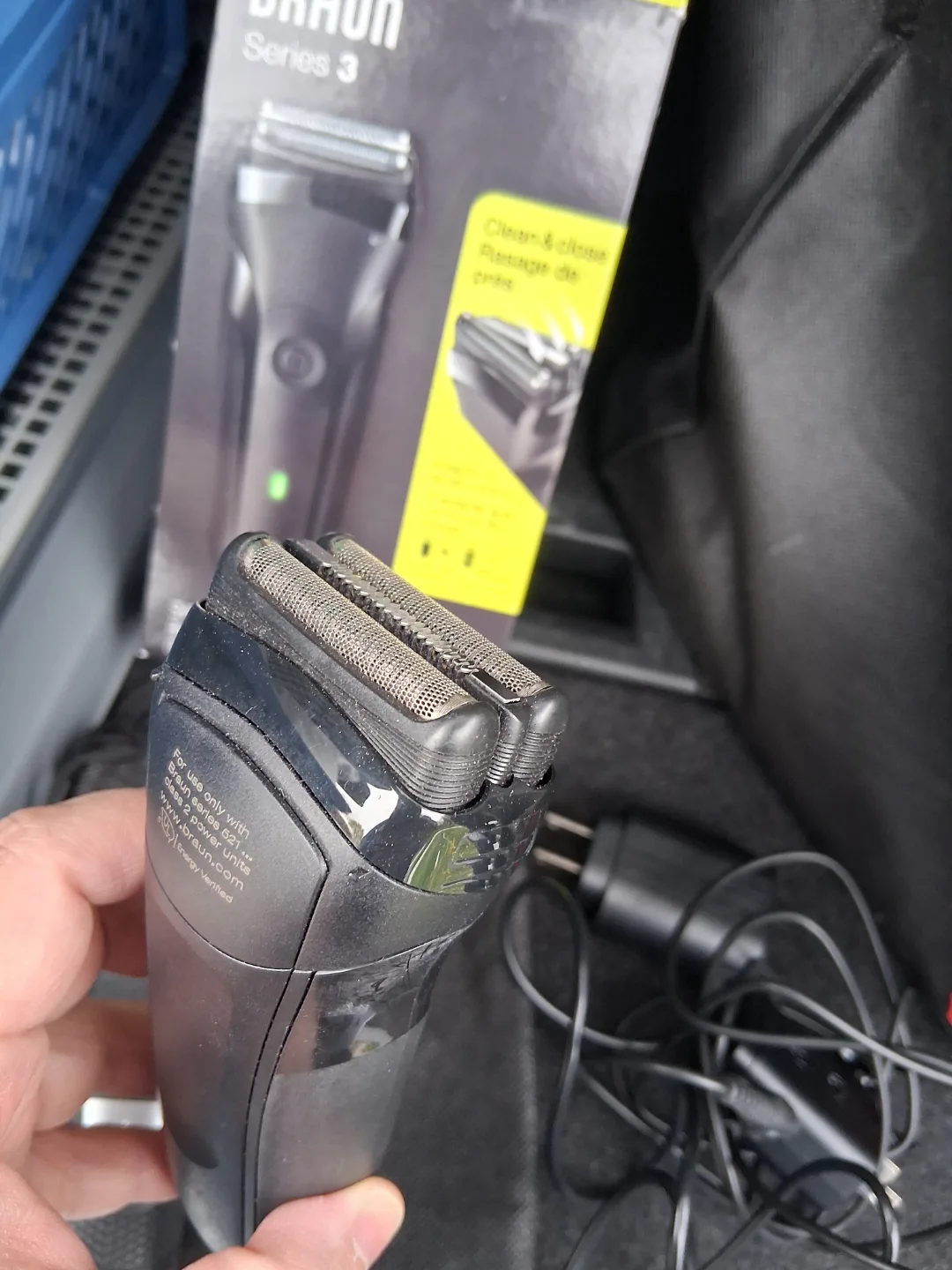 Braun Series 3 300s Electric Shaver AND Razor with Accessories image indicator(5)