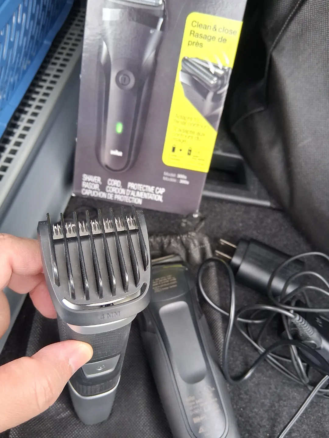 Braun Series 3 300s Electric Shaver AND Razor with Accessories image indicator(6)