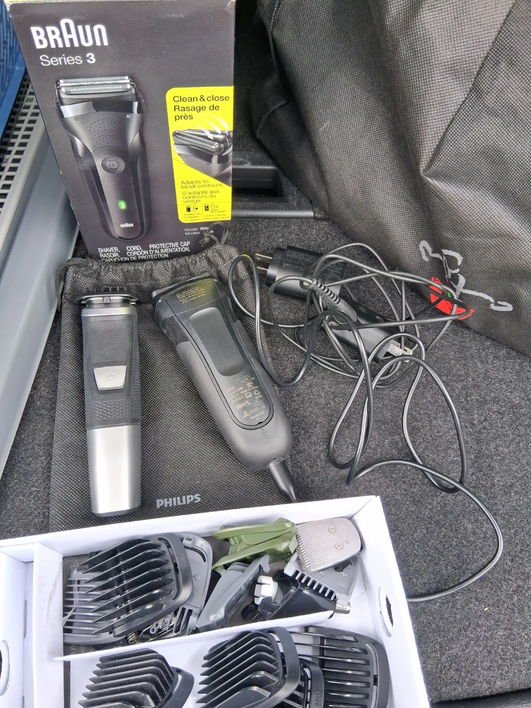 Braun Series 3 300s Electric Shaver AND Razor with Accessories image indicator(7)