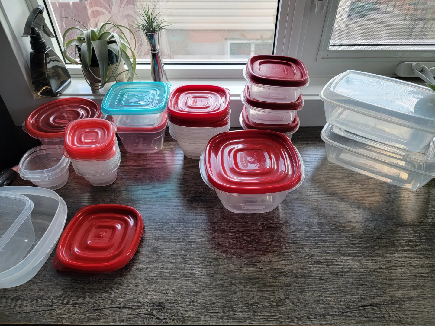 Bulk lot of Rubbermaid food storage containers 🧡 thumbnail
