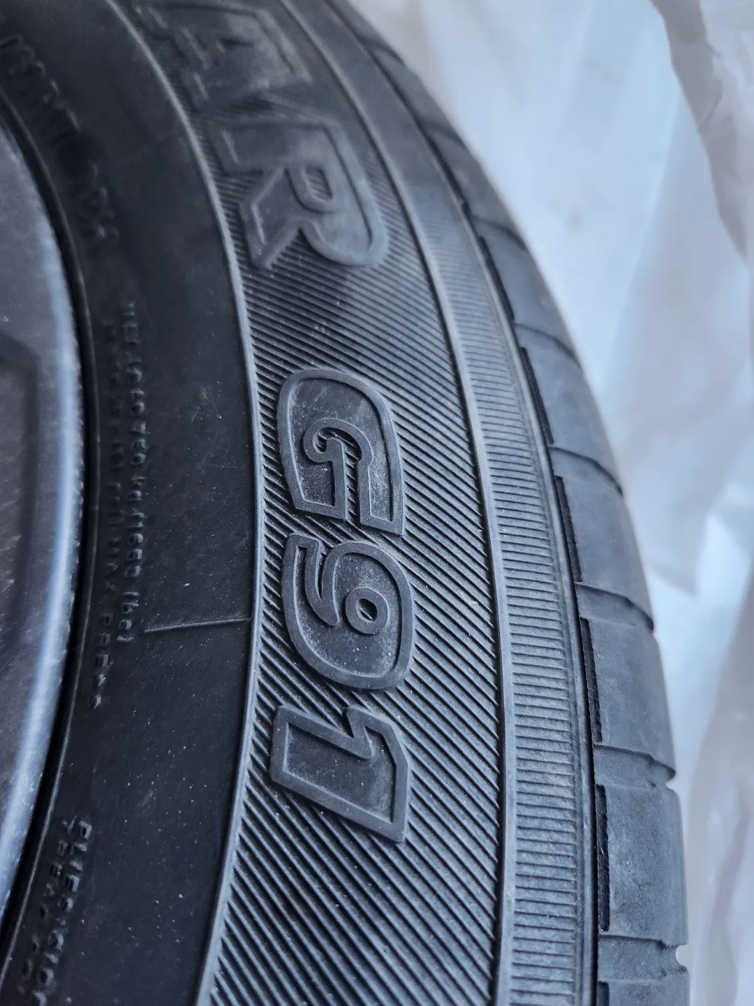 Subaru 17" Alloy Wheels with Yokohama Tires image indicator(3)