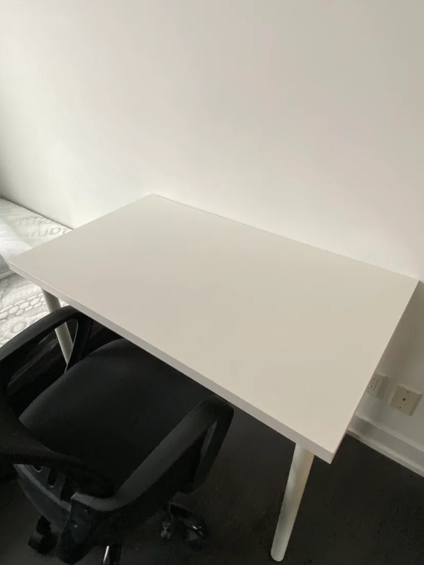 4 legs white table image indicator(2)