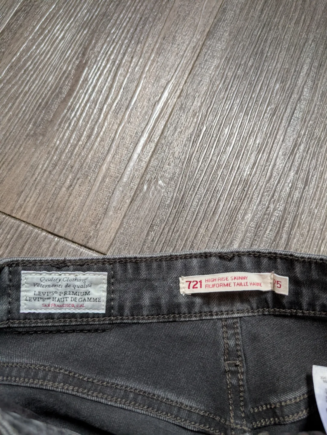 Levi's 721 High-Rise Skinny Jeans - Size 25 - Dark Grey image indicator(2)