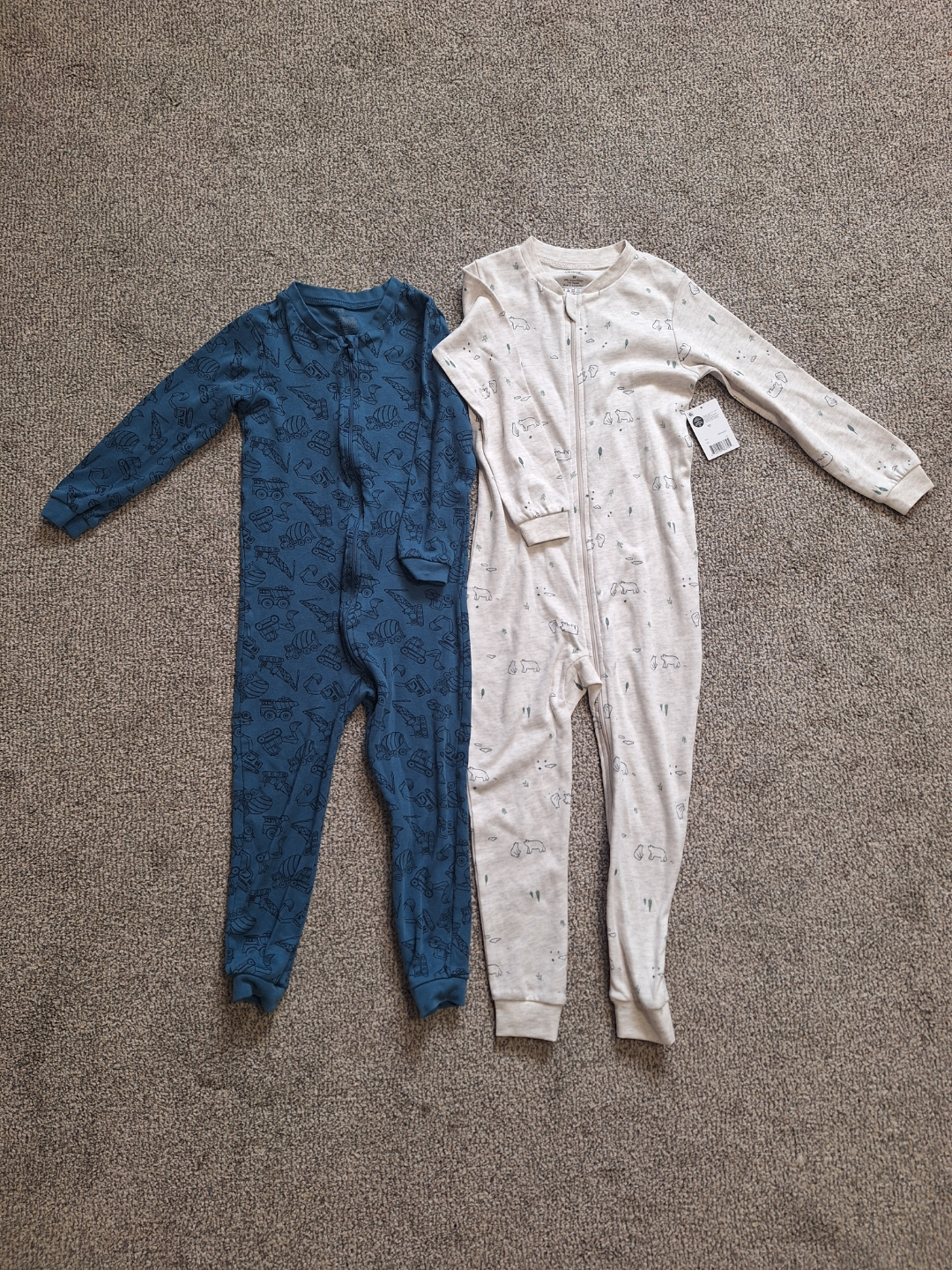 2x Carter's Baby Sleep & Plays Size 5T