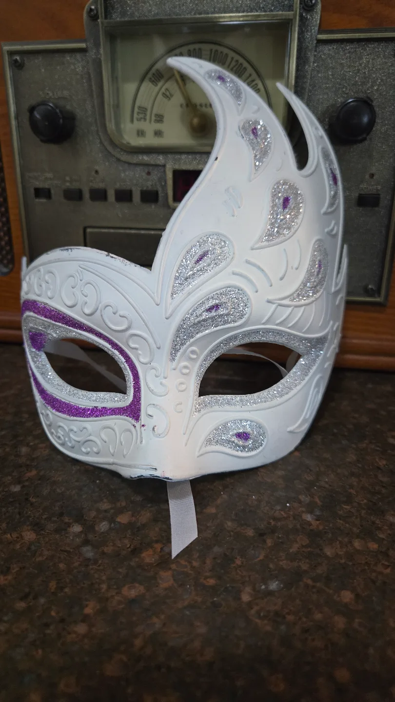 Elegant White and Purple Mardi Gras Mask thumbnail