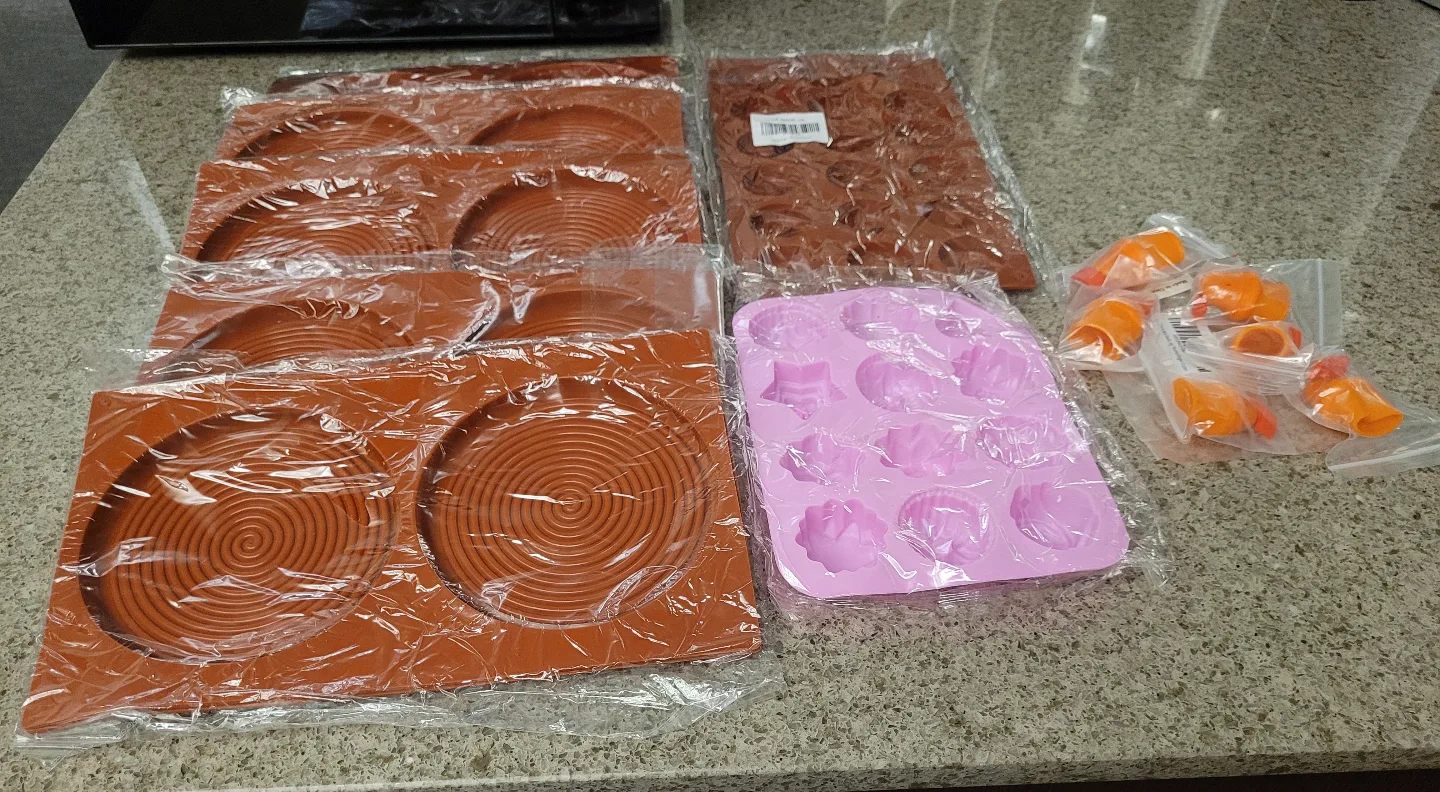 NEW Cake molds and more plz  see all pictures
