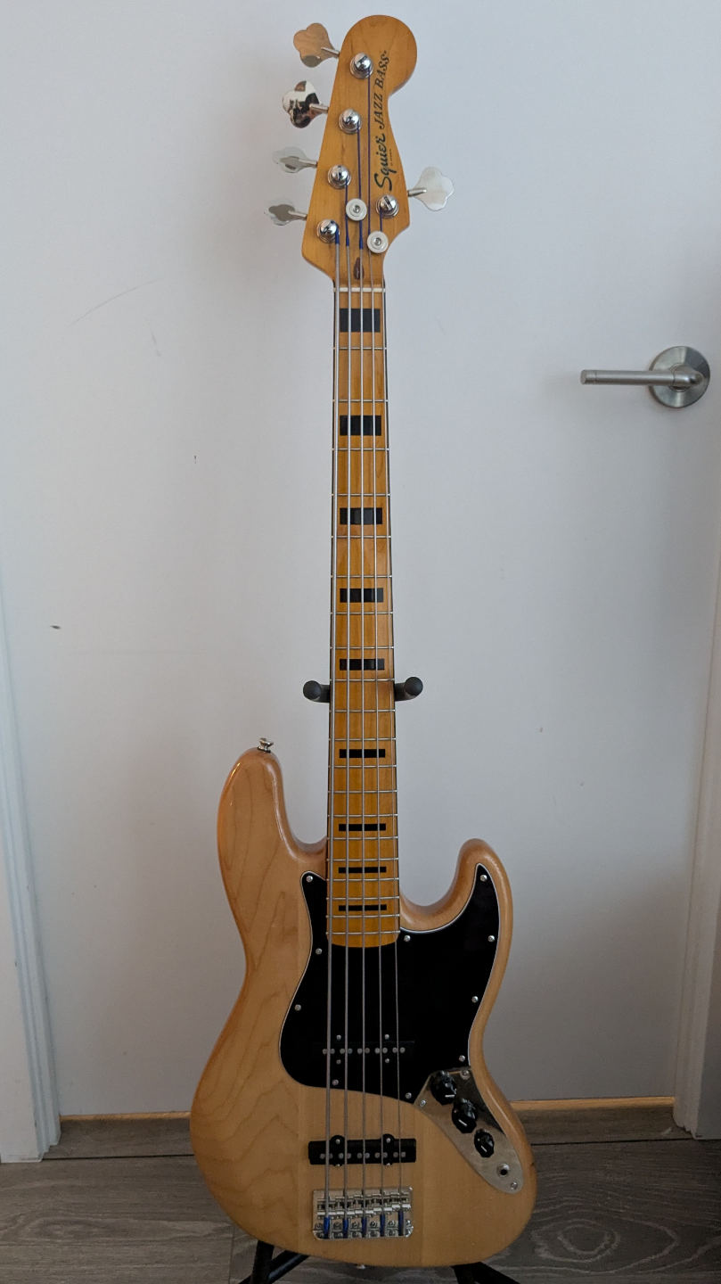 Squier 5-string Jazz Bass + Fender gig bag