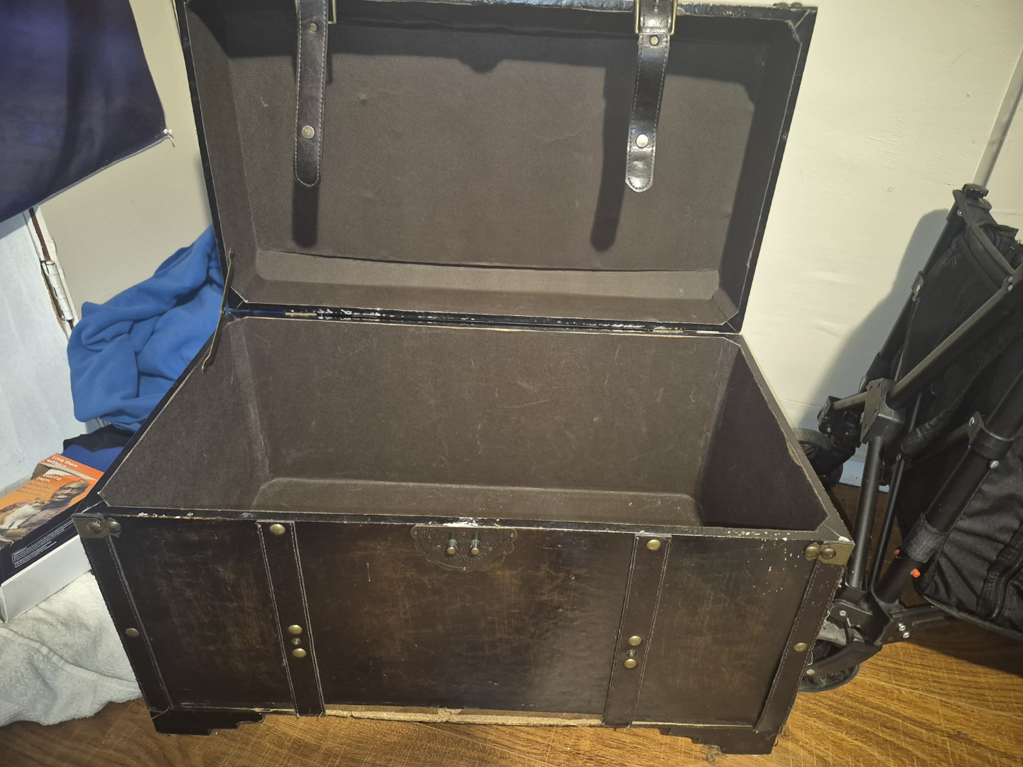 Vintage-Style Wooden Treasure Chest Trunk - photo 2
