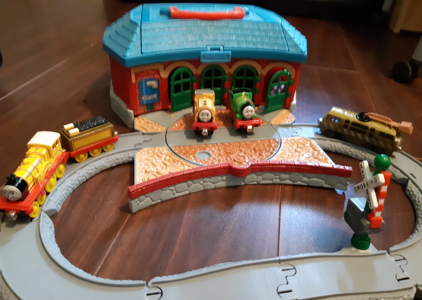 Thomas & Friends Take-Along Train Set with Station - photo 3