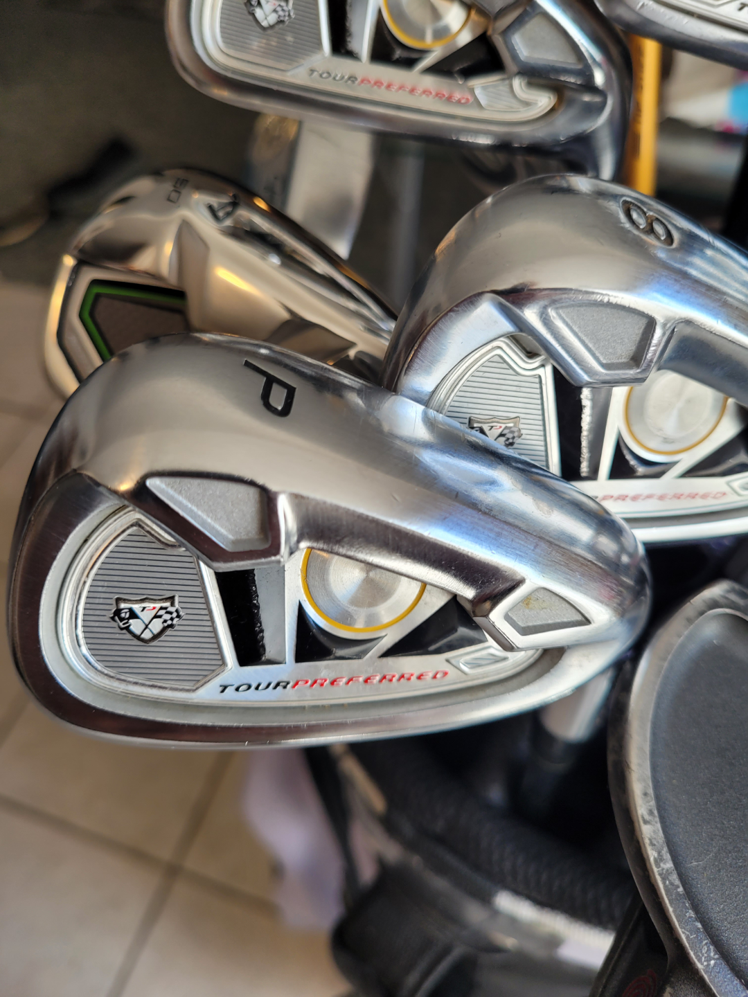 Complete TaylorMade set with Drivers, Irons etc - photo 3