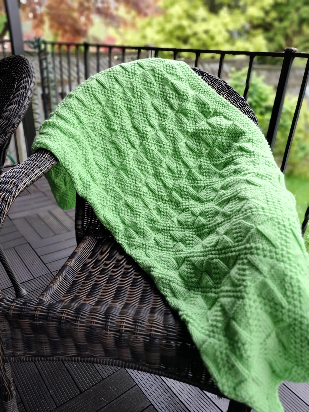 Hand-Knitted Green Throw Blanket image indicator(4)