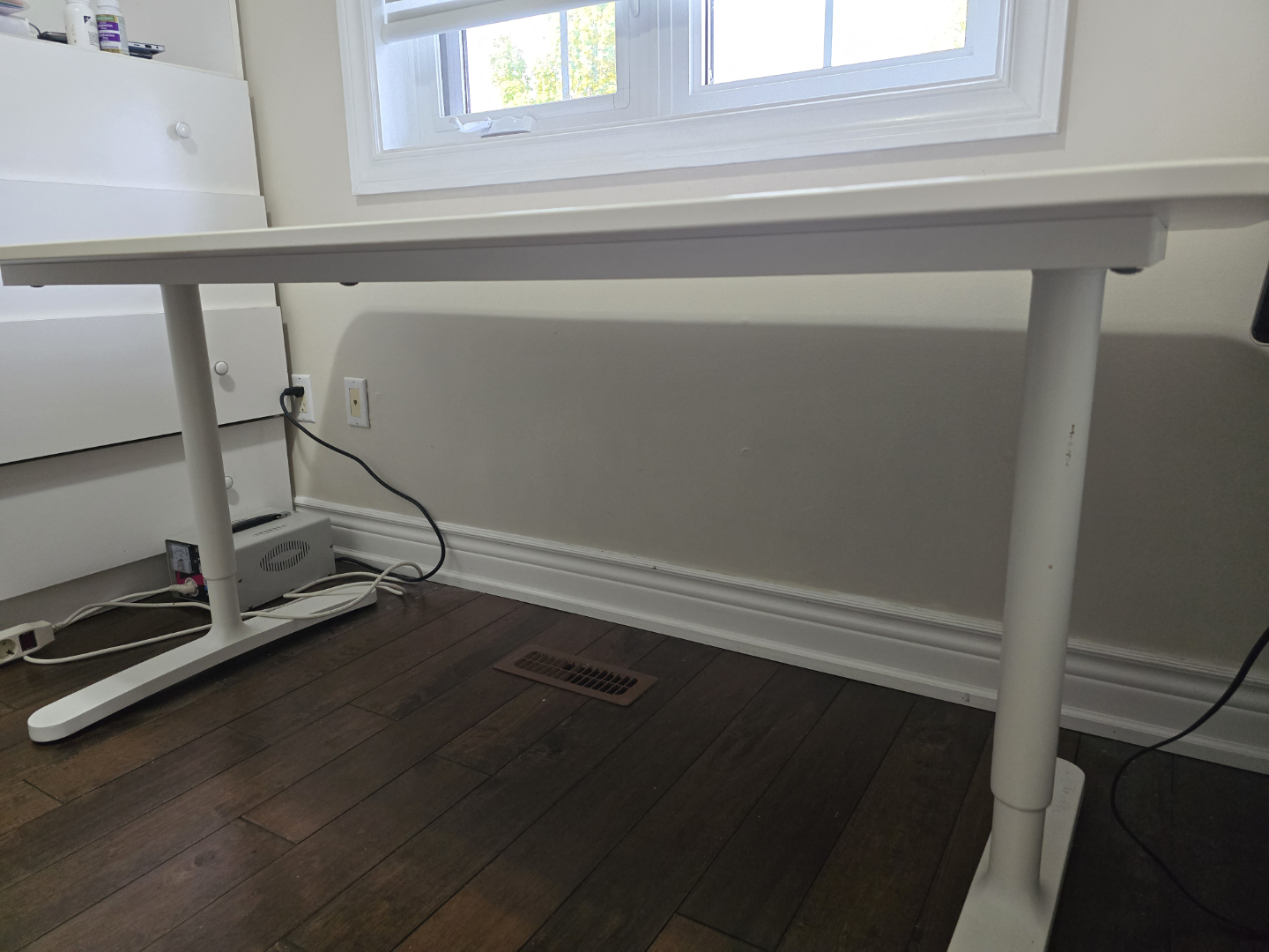 IKEA Bekant Desk - photo 3
