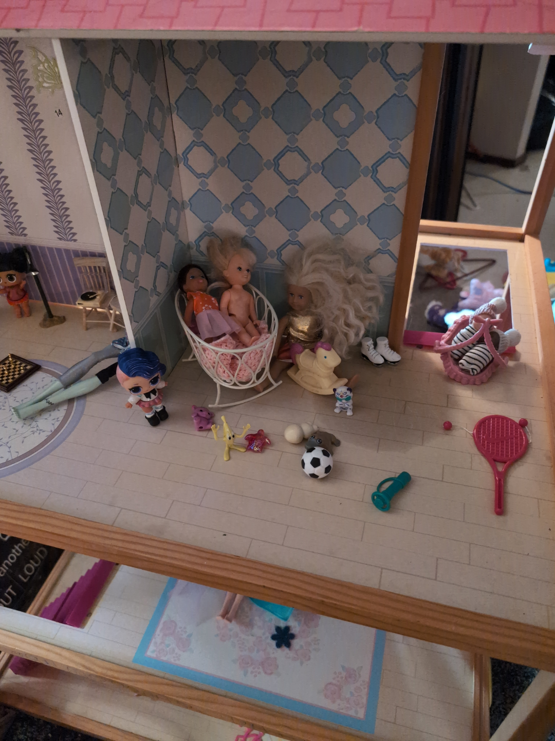 Multi-level Dollhouse with Furniture and Dolls - photo 4