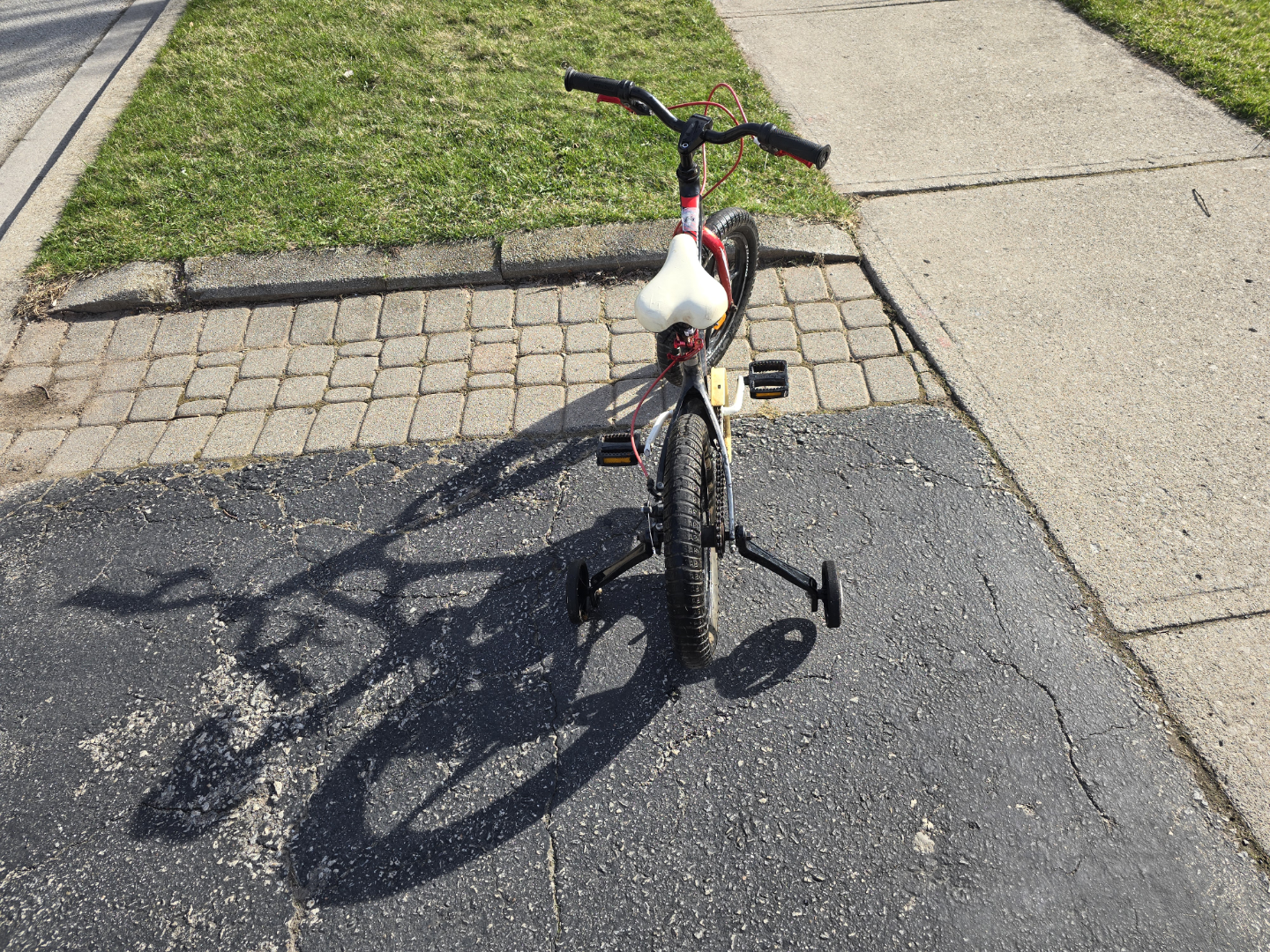 Kids' Bike with Training Wheels - photo 2