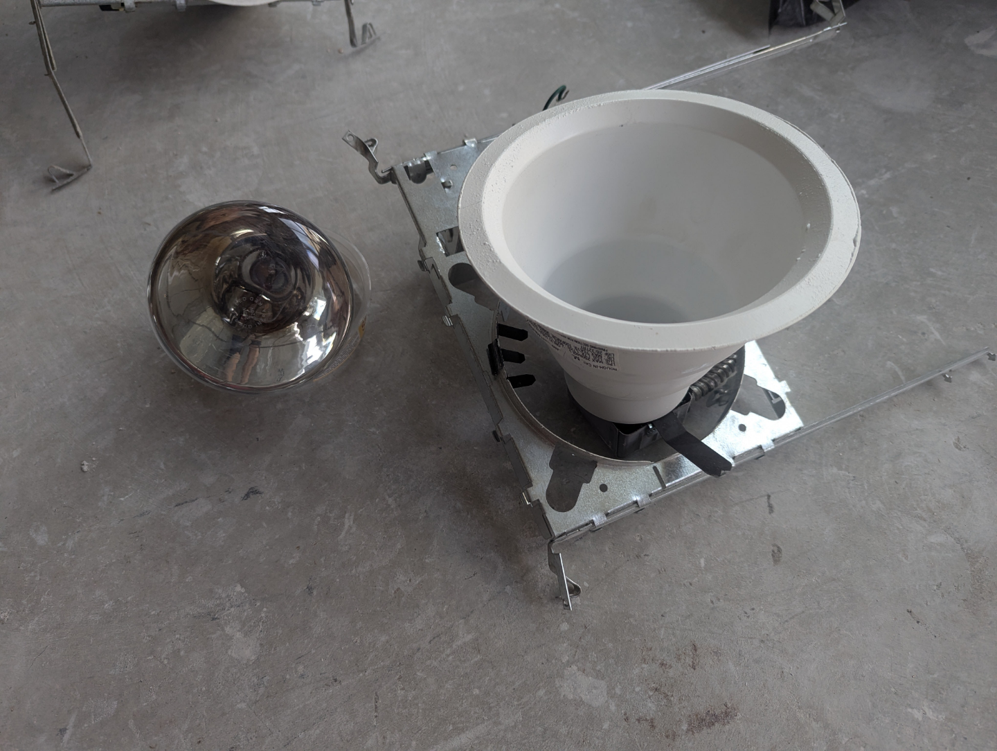 FREE pot light and heat lamp - photo 4